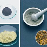 Bột sắt (trên cùng), bột lưu huỳnh (dưới cùng) và hỗn hợp của chúng (phải)