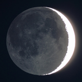 Mặt tối của mặt trăng bởi ánh sáng phản chiếu khỏi Trái đất