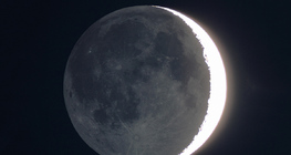 Mặt tối của mặt trăng bởi ánh sáng phản chiếu khỏi Trái đất