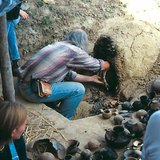 Đồ gốm, được làm bằng các kỹ thuật thời tiền sử, được lấy ra khỏi lò