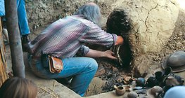 Đồ gốm, được làm bằng các kỹ thuật thời tiền sử, được lấy ra khỏi lò