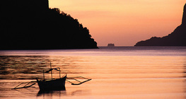 Thuyền trong hoàng hôn