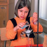 Một nữ sinh thực hiện một thí nghiệm