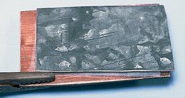 Tấm kẽm và đồng được nối với chất điện phân