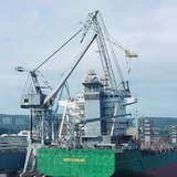 Cảng với một cần cẩu