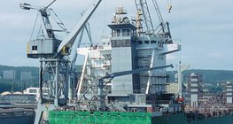 Cảng với một cần cẩu