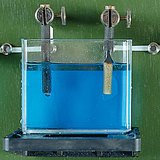 Đồng từ dung dịch nước của đồng sunfat (CuSO4) kết tủa ở cực âm