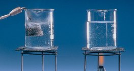 Một lò sưởi ngâm nước sôi nhanh hơn so với một lò đốt cồn