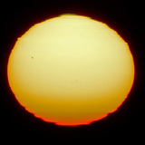 Các vết đen trên bề mặt mặt trời bị biến dạng do khúc xạ