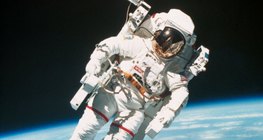 Một phi hành gia với Trái đất trong nền