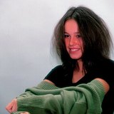 Điện tích của áo len đối nghịch với tóc của chúng ta khi mặc quần áo