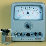 Điện áp có thể được đo giữa các tấm đồng và kẽm nếu chúng được đặt trong axit sunfuric loãng Điện áp có thể được đo giữa các tấm đồng và kẽm nếu chúng được đặt trong axit sunfuric loãng