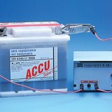 Một pin axit chì được sạc
