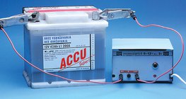 Một pin axit chì được sạc