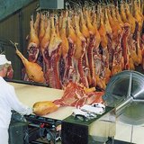 Húsfeldolgozás a gyulai húskombinátban