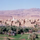 Thị trấn nhỏ dưới chân dãy núi Atlas