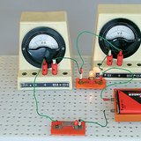 Điện được tạo ra bởi điện trường của nguồn điện