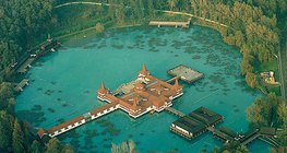 Một hình ảnh trên không của hồ Hévíz (Hungary)