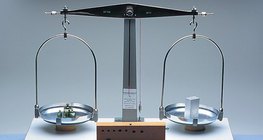 Cân bằng hai chảo