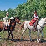 Lovagló gyerekek Árpád-korabeli öltözékben