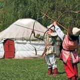 Íjjal gyakorló gyerekek Árpád-korabeli öltözékben