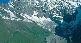 Dòng chảy sông băng của Langtang Lirung cao 7.234 m trên dãy Hy Mã Lạp Sơn