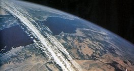 Luồng máy bay phản lực trên Biển Đỏ