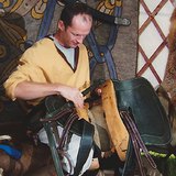 Saddler tại nơi làm việc ngày hôm nay, thực hành một giao dịch cổ xưa