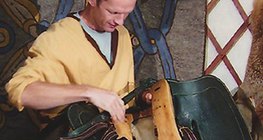 Saddler tại nơi làm việc ngày hôm nay, thực hành một giao dịch cổ xưa