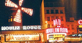 Đèn neon vào ban đêm