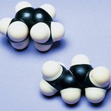 Mô hình lấp đầy không gian của phân tử cis-2-butene và phân tử trans-2-butene