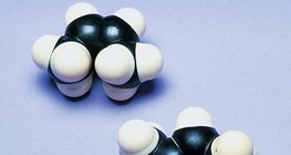 Mô hình lấp đầy không gian của phân tử cis-2-butene và phân tử trans-2-butene