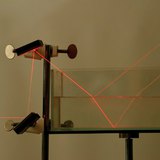 Khúc xạ và phản xạ ánh sáng laser ở ranh giới của không khí và nước và nước và thủy tinh