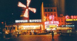 The Moulin Rouge, một trong những địa điểm âm nhạc nổi tiếng nhất của Paris