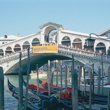 Cầu Rialto bắc qua kênh đào Grand ở Venice, Ý