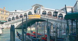Cầu Rialto bắc qua kênh đào Grand ở Venice, Ý
