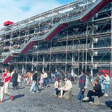 Đám đông nhộn nhịp trước Trung tâm Pompidou ở Paris