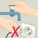 Không chạm vào thiết bị điện và vật tiếp đất cùng một lúc