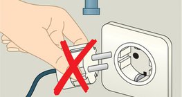 Không chạm vào thiết bị điện và vật tiếp đất cùng một lúc