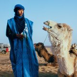Một người đàn ông tuareg với một con lạc đà