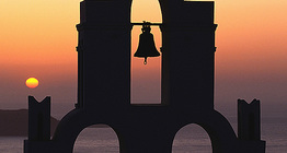 Chuông trên đảo Santorini