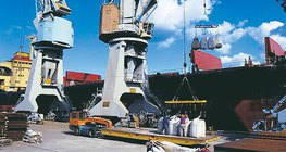 Cần cẩu khổng lồ được sử dụng để tải tại cảng Gdańsk