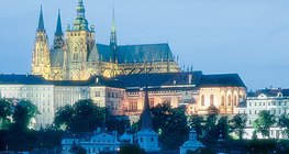 Quang cảnh lâu đài Prague và cầu Charles