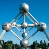 Atomium, một biểu tượng của Brussels, đại diện cho mạng tinh thể sắt
