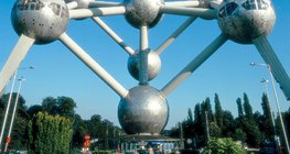 Atomium, một biểu tượng của Brussels, đại diện cho mạng tinh thể sắt