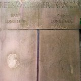 Một dây đeo kim loại đánh dấu kinh tuyến gốc (kinh độ 0 độ) ở Greenwich