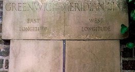 Một dây đeo kim loại đánh dấu kinh tuyến gốc (kinh độ 0 độ) ở Greenwich