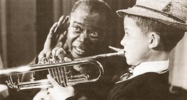 Louis Armstrong, người thổi kèn jazz tuyệt vời với một trong những học sinh của mình
