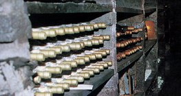 Rượu vang trong hầm rượu