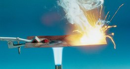 Chứng minh điểm chớp cháy của phốt pho đỏ và trắng